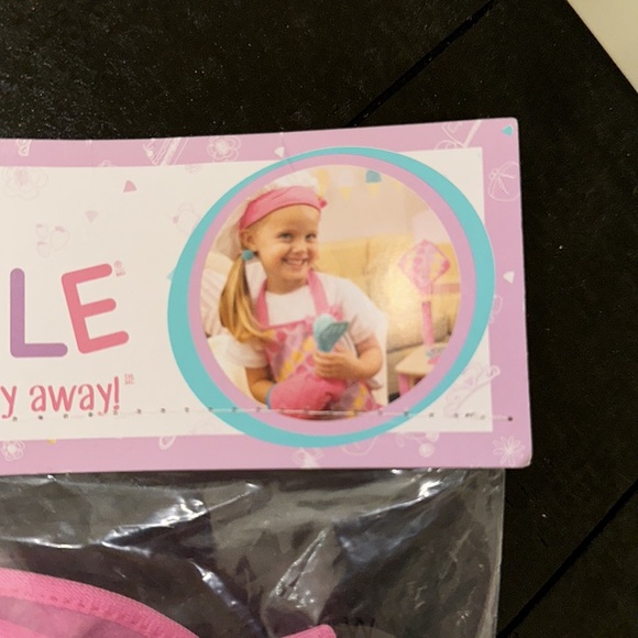 Chef’s Apron with Hat and Accessories - Picture 2 of 3